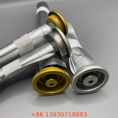 Weiblicher Aerosolbeutel am Ventil für Lotionen, Hygienesprays und Körperpflege